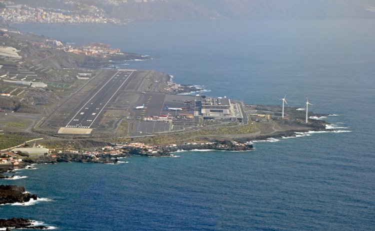El aeropuerto de La Palma vuelve a recibir vuelos comerciales después de una semana