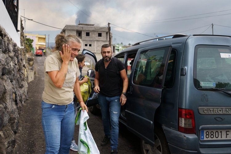 Ordenan la evacuación de medio centenar de viviendas en La Palma