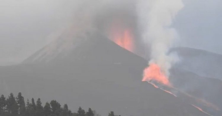 El último centro emisor del volcán de La Palma forma una nueva colada