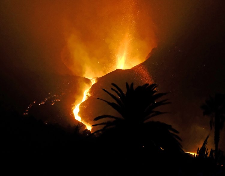 El volcán de La Palma sigue con elevada emisión de cenizas y de lava