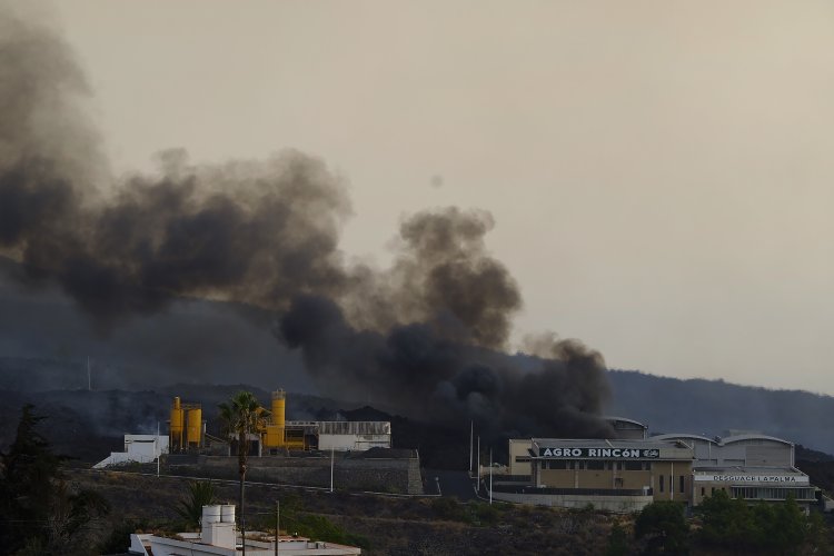 Confinan a casi 3.000 personas al incendiar la lava una fábrica de cemento