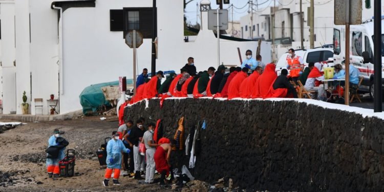 La inmigración baja un 10,2 % en el conjunto de España pero sube un 14,9 % en Canarias