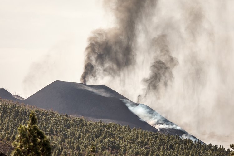 El cono interno del volcán de La Palma colapsa sobre sí mismo