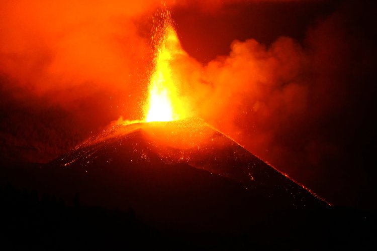 Se abre una nueva fisura en el cono principal del volcán de La Palma