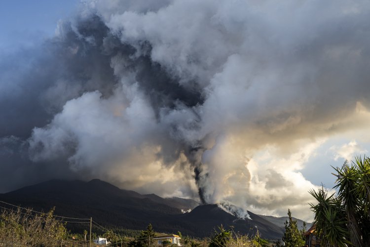 El cono principal del volcán de La Palma deja de emitir lava, pero no el secundario