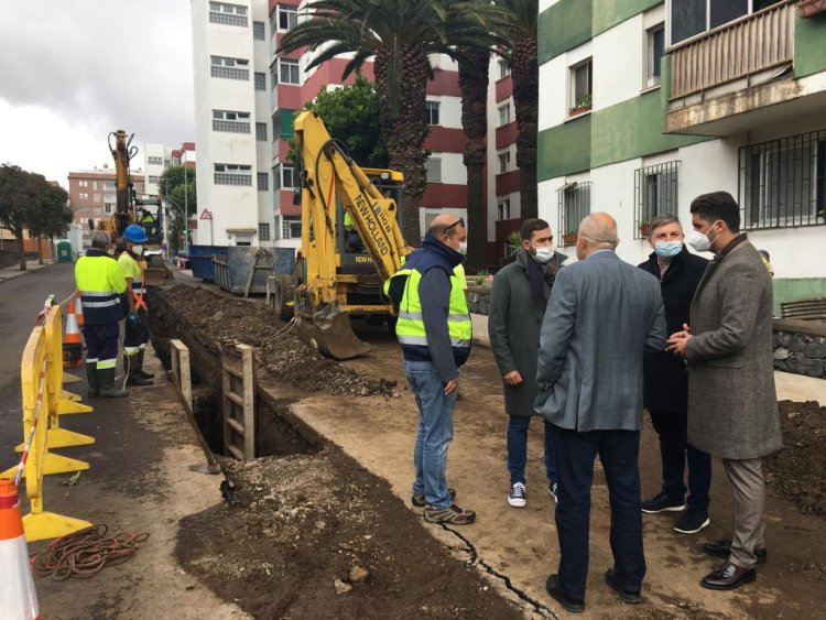 Renovación urgente del saneamiento en la calle Arturo Vergara en La Laguna