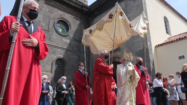 La procesión del Santísimo culmina la Semana Santa más concurrida en Puerto de la Cruz