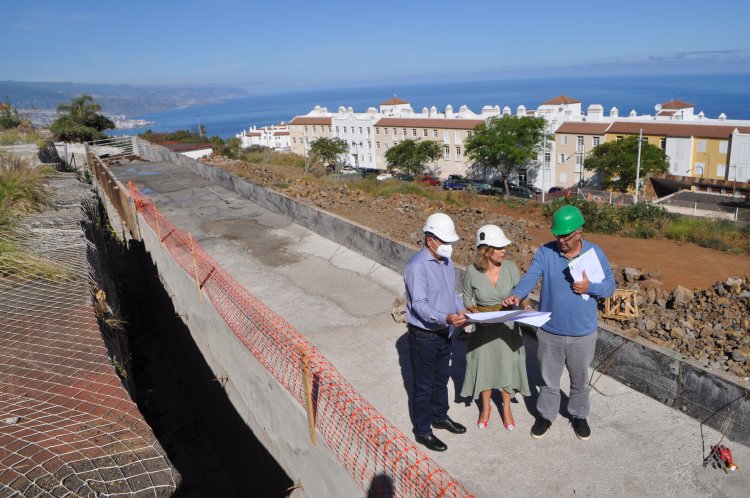 Ayuntamiento y educación visitan las obras del muro del CEIP Acentejo
