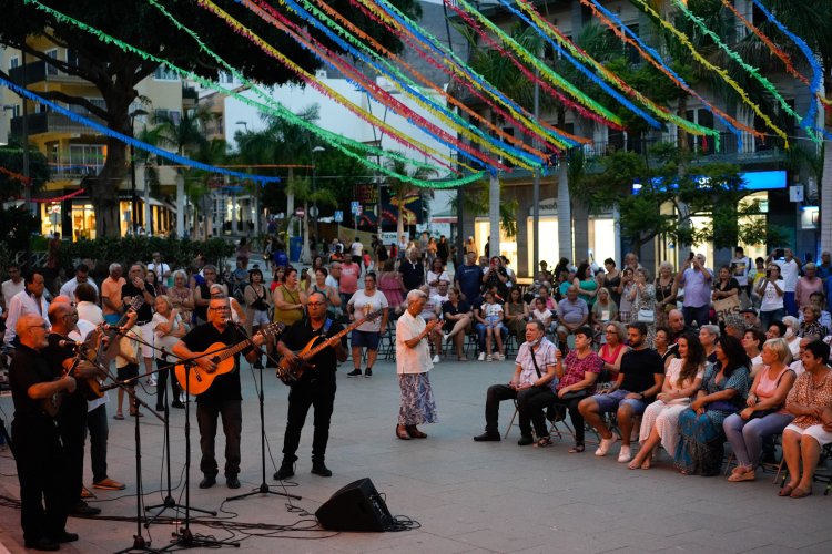 Las Fiestas del Carmen de Los Cristianos llenan las calles del núcleo costero de originales sobreros, música y convivencia