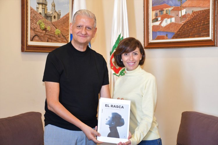 El alcalde recibe a Natalia González autora del libro “El Rasca”