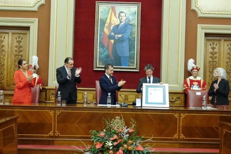 La Asociación Española Contra el Cáncer recibe la Medalla de Plata de la Ciudad